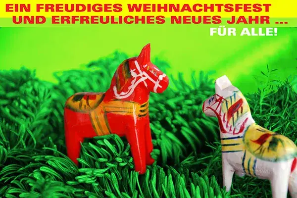 Weihnachtskarte 2010 mit zwei Dalapferden auf grüner Wiese
